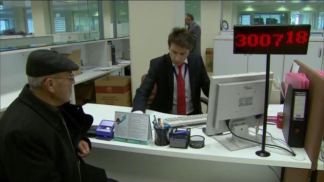 1 yl sonra bankay deitirmek isteyen emeklinin 300 TL'yi iade etmesi gerekiyor. Buna karlk yeni banka emekli maana gre bata pein promosyon deyecek.