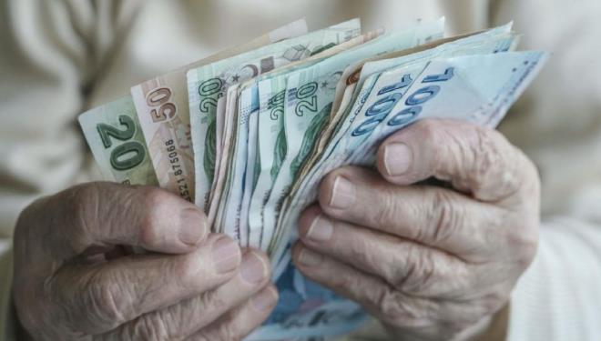 Garanti Bankas    <br>Emekli promosyon demelerinde zel bankalar cazibeli kampanyalarla emeklileri kendilerine ekmeye alyor. Garanti BBVA, bin 500 liraya kadar emekli maa alanlara 800 lira, 1.500-2 bin 500 lira arasnda emekli maa alanlara 1.000 lira, 2 bin 500 lira ve stnde maa alanlara ise bin 200 lira nakit promosyon demesi yapacak.