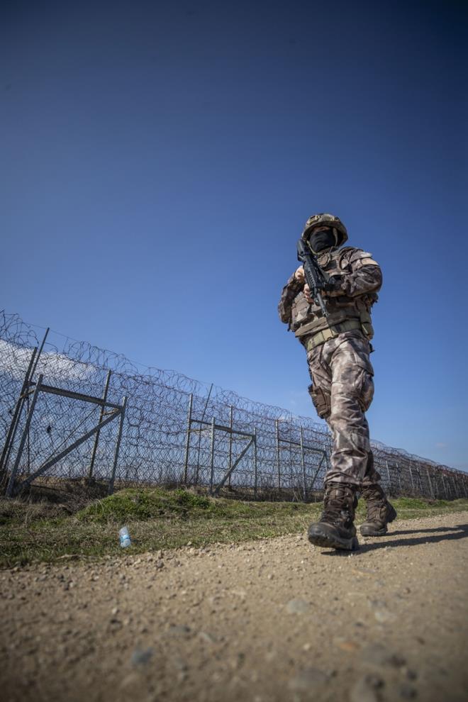 Edirne'de, zel harekat polisleri, geri itmeleri nlemek amacyla Trkiye ile Yunanistan arasnda doal snr konumundaki Meri Nehri'nde grev alyor. zel harekat polisleri, Yunanistan gvenlik glerinin snr hattnda snmaclara uygulad kt muameleye kar tedbirlerin artrlmas, geri itmelerin nlenmesi ve snr hattnda gvenlii salamak amacyla grev yapyor.