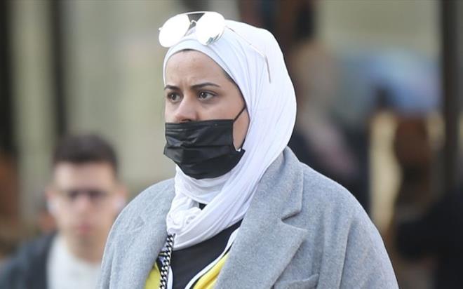 Suudi Arabistan her�eyi durdurdu<br>  Suudi Arabistan, yeni tip koronavir�s (Kovid-19) ile m�cadele kapsam�nda vatanda�lar�n ve �lkede ya�ayan yabanc�lar�n Birle�ik Arap Emirlikleri, Kuveyt, Bahreyn, L�bnan, Suriye, G�ney Kore, M�s�r, �talya ve Irak'a gidi�lerini ge�ici olarak durdurdu. Bu 9 �lkeden gelenler de �lkeye al�nm�yor. Suudi Arabistan'�n bu �lkelerle u�ak ve gemi seferlerini de durdurdu. �u anda �lkeden ayr�lmak isteyenler i�in sadece kara yolu a��k tutuluyor.  Suudi Arabistan t�m camilerde dini ders ve Kuran ezberleme halkalar� da ask�ya ald�. Suudi arabistan 2 haftal���na okullar� da tatil etti.