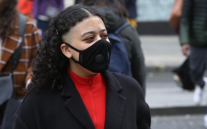 M�s�r'da vaka say�s� art�yor<br>  Arap �lkelerini sarmaya ba�layan koronavir�s (Kovid-19) M�s�r'da h�zla yay�lmaya ba�lad�. M�s�r Sa�l�k Bakanl��� S�zc�s� Halid M�cahid, televizyona yapt��� a��klamada, yeni vakalar�n tespit edilmesiyle �lkede Kovid-19'a yakalanan ki�i say�s�n�n toplam 55'e y�kseldi�ini belirtti. M�s�r'da Nil Nehri �zerinde bir turistik gemideki yolculardan 33 ki�i de vir�s tespit edilmi�ti. M�s�r Sa�l�k Bakanl���, �lkeye bir hafta �nce gelen bir Alman vatanda��n�n yeni tip koronavir�s (Kovid-19) nedeniyle hayat�n� kaybetti�ini, bunun, s�z konusu vir�s nedeniyle �lkedeki ilk �l�m vakas� oldu�unu duyurdu.