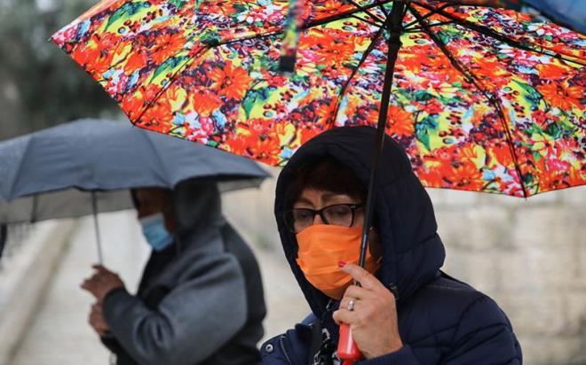 Kom�umuz olan �lkelerdeki durum ne? : <br>Irak'ta �l� say�s� 6'ya y�kselirken, �ran'dan �ok haberler geliyor.  �ran'�n Gilan Sa�l�k M�d�r� Muhammed H�seyin Kurbani, yeni tip koronavir�s (Kovid-19) nedeniyle sadece eyaletlerinde 200'den fazla ki�inin hayat�n� kaybetti�ini s�yledi. Kurbani, Sa�l�k Komisyonu ola�an�st� toplant�s�nda yapt��� konu�mada, "Yakla��k 900 ki�i bu hastal��a yakalanm�� durumda." dedi. Sa�l�k Bakanl��� ise ger�ek bilgileri sakl�yor. Bakanl�k son yapt��� a��klamada �lke genelindeki �l� say�s�n� 194 olarak a��klad�. Kom�u �lke Yunanistan'da vir�s yay�l�yor. Yunanistan'daki vaka say�s� 73'e y�kseldi.