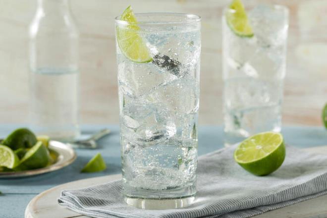 Su<br>  Vcutta biriken nikotini dar atmada en etkili besinlerin banda hayat kayna olan su geliyor. nk su, vcutta bulunan zararl radikalleri dar atmada nemli bir rol stleniyor.