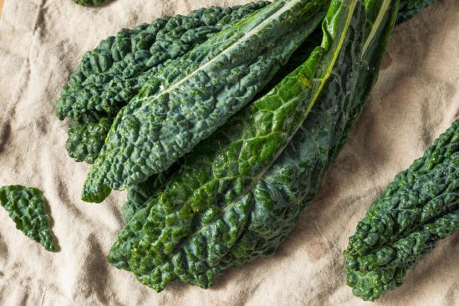 Kara lahana<br>  Turpgiller ailesinden, nemli bir kanser dman olan karalahana, sahip olduu antioksidan etkisi ile bata nikotin olmak zere vcutta biriken zararl radikalleri dar atyor. erdii demir, kalsiyum, potasyum ve magnezyum ile vcut saln destekliyor.