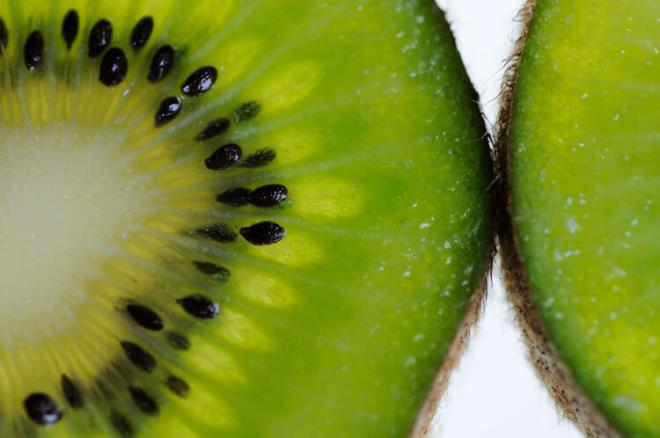 Kivi<br>  Portakaln iki kat kadar C vitamini ieren kivi, nemli nikotin savas besinler arasnda yer alyor. Sigara tiryakisi kiiler, nikotin sebepli A, C ve E vitamini kayb yaadndan kividen bol bol tketmeli. Carcinogenesis'te yaplan bir aratrmaya gre, kivinin yalnzca DNA'da oluabilecek oksidatif zarar snrlamakla kalmayp, ayn zamanda hcresel onarm harekete geirdii gzlenmi.