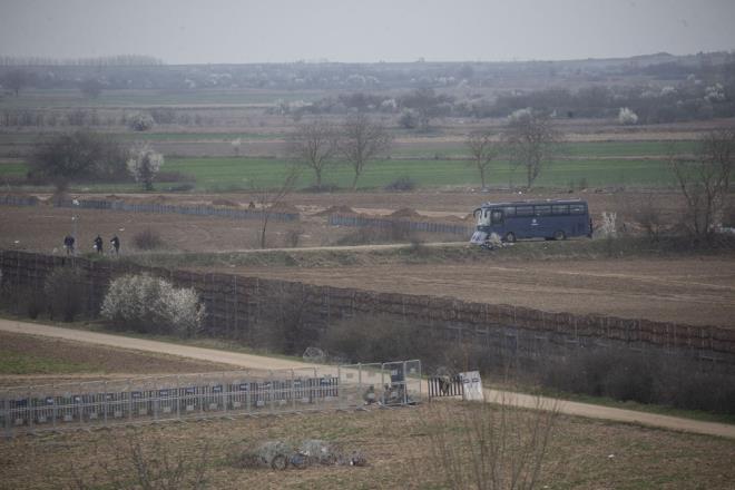 Yunanistan hudut birlikleri, Avrupa'ya gemek isteyen snmaclar nlemek iin snr hattna siper kazyor.