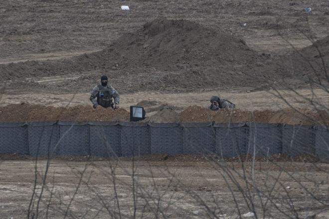 Yksek snr tellerinin gerisine yerletirdii kum torbalarnn ardna siper kazmaya devam eden Yunanistan, burada beklettii tfekli askerlerle, snr geilerini engellemeye alyor.  Yunan askerleri, ayrca geilerin olduu Meri Nehri kysnn baz blmlerine tel it ekmeye balad.