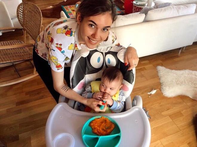 Kuzey alerjik bir bebek olmad iin doktorumuz 3 gnlk her sebzeyi tadm yapp alerji yapp yapmadn kontrol etme aamasn yapmamza gerek olmadn syledi. Biz de bu ie en basit olan ve mevsim sebzesi olan patates-havu-balkaba lsnden biriyle balamaya karar verdik. Bugnk mens buharda pimi havutu, tamamen pre halinde deildi ptrl braktk ki ileride kendi yemee daha kolay balasn, yava yava ptr miktarn da arttrp btn verme aamasna geeceiz. imdilik byleyiz yava yava bu yolculuumuzu paylamaya devam edeceim.