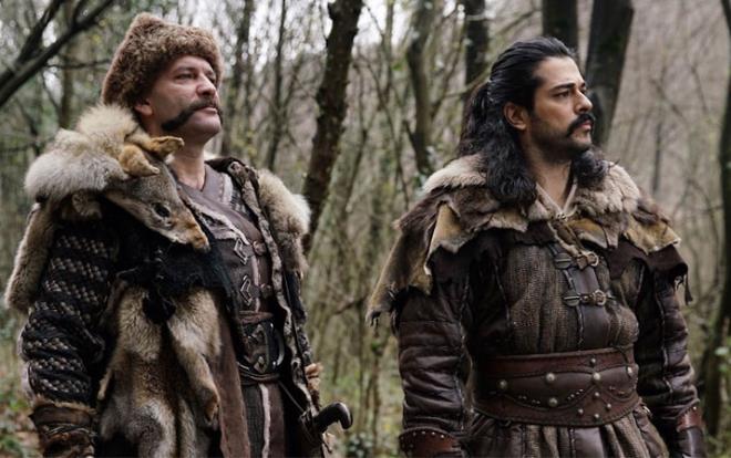 Engin Altan Dzyatan'n barolnde olduu Dirili Erturul dizisinin getiimiz sezonlarda son bulmasyla ATV ekranlarnda devam niteliinde yaymlanan Kurulu Osman dizisi, her geen gn kadrosuna yeni isimler dahil etmeye devam ediyor.