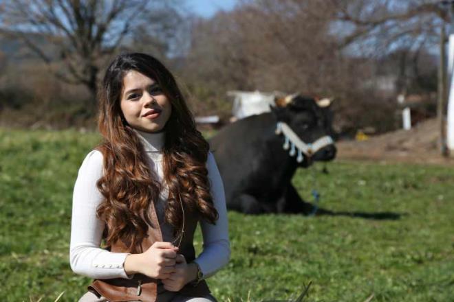 Bu mutluluu anlatmam mmkn deil. Boa grelerinde ou zaman ayaklarm hissetmiyorum, nefesim kesiliyor, sanki uuyorum. Bir yandan insanlarn alk sesleri. 1300 kiloluk bir boa ve Aleyna yryor, koturuyor, duygularm o kadar tarifsiz ki. Ben bu yola ktm ve buradan vermek istediim en nemli mesaj, 'Kadnlar rujlarn srp izmelerini de giyerek bu ii yapabilirler'. Biz kadnlar olarak her platformda, her ekilde mcadele edebiliriz."