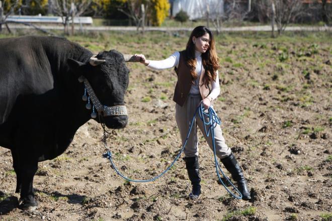 "Benim u an bu ekilde olmamn sebebi de geleneksel bir babaannenin ve modern bir annenin kz olmam. kisinin tam ortasnda yetitirildim.