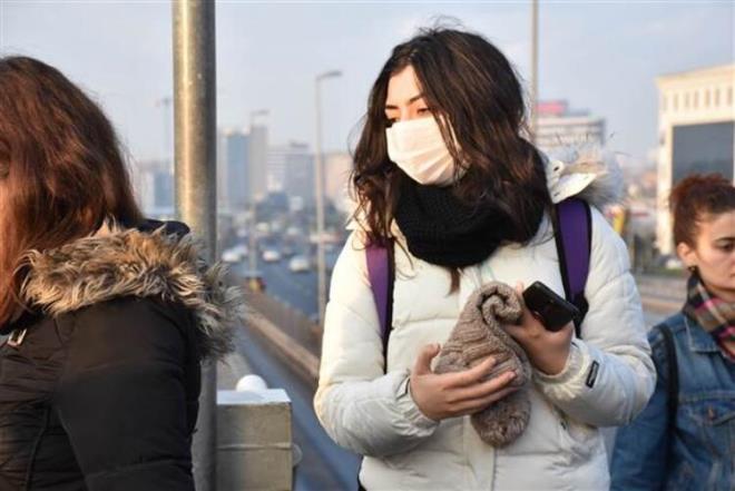 stanbul&#8217;un insan younluunun fazla olduu Taksim Meydan&#8217;nda vatandalarn maske taktklar grld.