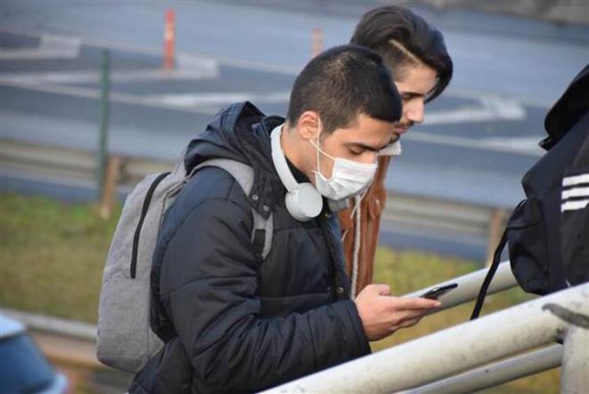 Aile bireylerinin hepsi ve yakn evresindeki tm bireyler bu anlamda gzetim altndadr ve her biri pheli kabul edilmitir. Hasta mahremiyetinin korunmas asndan detayl bilgilerin paylalmas uygun bulunmamtr. Bu lkemizde grlen ilk vakadr. Verilere gre tan erken konulmutur. Virs bulamsa bu ok snrldr."