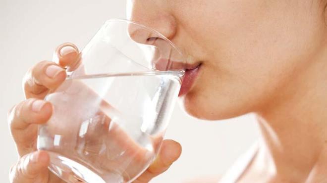 Sv tketimi<br>  Susuz kalmak zayf bir baklk sisteminin balca nedenlerinden biri olabilir. Vcutta biriken toksinlerin atlabilmesi iin yeterli miktarda su iilmesi gerekmektedir, dolaysyla baklk sistemini glendirmek iin bol miktarda su iilmelidir. Kahve ve ay, idrar miktarn arttraca iin vcudun susuz kalma riskini arttrabilirler. Bununla birlikte taze sklm olsa da belli miktarn zerinde meyve suyu tketmek nerilmemektedir.