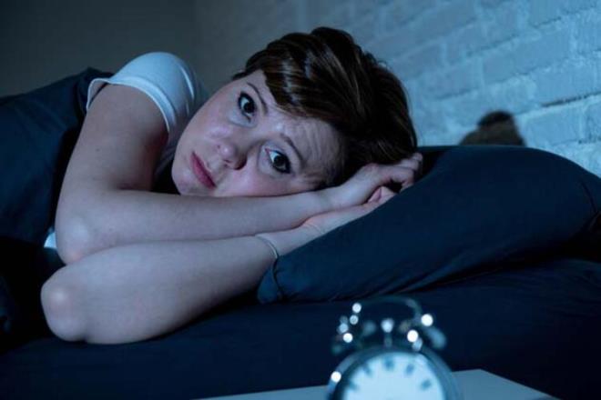 Stres ve uyku dzeni<br>  Fiziksel veya psikolojik stres durumlar da baklk sistemini gsz dren nedenlerdendir. zellikle viral hastalklarn salgn olduu dnemde uzun alma saatleri, yeterli dinlenememe gibi sebeplerle fiziksel stres altnda kalan kiilerde; yine i hayat veya baz zel nedenlerden kaynaklanacak ekilde psikolojik stres altnda olanlarda hastalklara yakalanma olasl artmaktadr. Yeterli ve kaliteli uyuyamama da baklk sistemini belirgin derecede bozmaktadr.