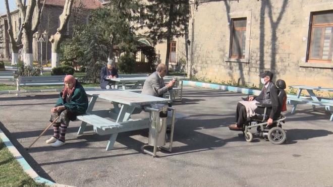 Darlaceze'de dar k yasakland, ziyaret yasa geldi  <br>STANBUL'daki Darlaceze koronavirsten (Covid-19) korunma tedbirleri kapsamnda 14 gn boyunca ziyaret ve etkinliklere ara verilmesine karar verdi. Salgnda en yksek risk grubunun 60 ya zeri ve kronik hastal bulunan bireyler olmas nedeniyle Darlaceze sakinlerinin darya kmasna da ikinci bir karara kadar izin verilmeyecek.