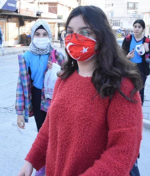 Okullar tatil edilecek mi?<br>  Milyonlarca renci ve velinin gz ise Betepe'de Cumhurbakan Recep tayyip Erdoan bakanlnda toplanan koronavirs zirvesinden kacak kararda. Okullarn tatil edilmesini bekleyen renci ve veliler, bugn okula maske takp gitti. Dn Kadir Has niversitesi eitime ara verirken, Baheehir niversitesi online eitime gemi, Kavram okullar ve dersaneleri de online eitim karar almt.