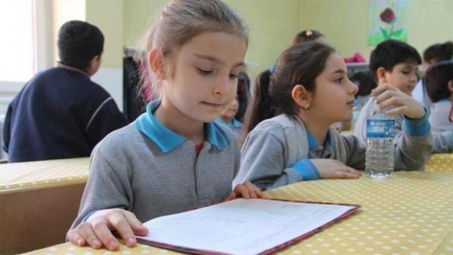 S.7. Cep telefonum ve bilgisayarm yok? Nasl uzaktan eitim alacam?<br>  Bu konuda iiniz rahat olsun. Eer online ieriklere ulaacak herhangi bir mobil cihaznz veya bilgisayarnz yoksa dersleri TRT'den takip edebileceksiniz.  <br>  S.7. TRT'nin ok sayda kanal var? Dersler hangi kanalda yaynlanacak?<br>  Hangi snfa ilikin hangi ieriklerin hangi kanaldan yayn yapaca nmzdeki hafta aklanacak. Milli Eitim Bakanl bu konuda gerekli duyurular yapacak. Senin yapman gereken snfna ilikin aklanan kanal belirtilen saatte izlemek!