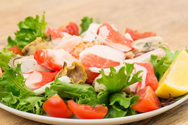 Yenge, stakoz, istiridye gibi deniz rnleri de inko asndan zengindir. stiridyenin 85 gramnda 14,1 miligram, yengecin 85 gramnda 6,5 miligram, stakozun 85 gramnda ise 3,4 miligram inko bulunur. Trkiye&#8217;de pek fazla tketilmese de deniz rnleri merakllar iin bu salatay nerebiliriz.