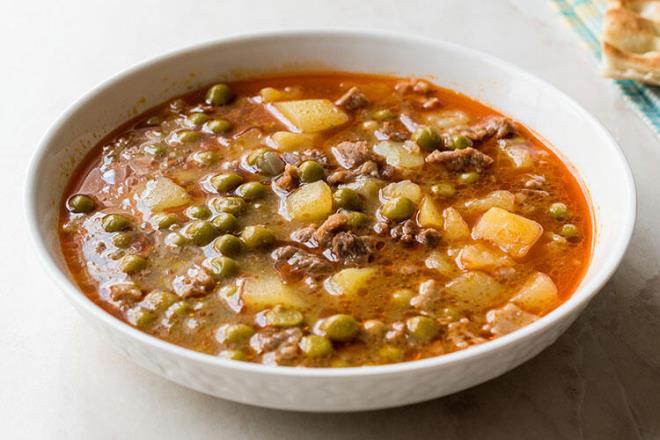 Bezelye Anadolu&#8217;nun en eski gdalarndan biri ve sofralardan kesinlikle eksik edilmemeli. stelik 1 kase pimi bezelye 1,2 miligram inko ieriyor. Biz etli bezelye tarifimizi neriyoruz. Dana eti kullandnzda bir tala iki ku vurabilirsiniz.