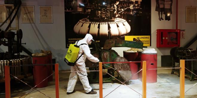 Virse kar gece mesaisi    Dezenfekte almalar arlkl olarak gece srdrlyor. Gn boyu vatandalar tarafndan youn ekilde ziyaret edilen sultan klliyeleri ve selatin camileri geceleri ise zel kyafetli dezenfekte ekiplerine ev sahiplii yapyor. almalar kapsamnda bugne kadar ket merkezindeEmirsultan, Osmangazi, Orhangazi, Hz. ftade ve Yeil Trbeleri ile Muradiye Klliyesi, Ulucami, Yeil Cami, kuzular Camii, Uzun ar, Kuyumcular ars, Tuz pazar, Reyhan, Cumhuriyet Caddesi, Kozahan, Fidanhan, Smerbank Alt Geidi, Heykel otobs duraklar, Merinos AKKM, mzeler, Gazi Orhanbey Camii, Ulu Camii, Yeil Trbe ve Yeil Camii, kapal alt arlar dezenfekte edildi. .