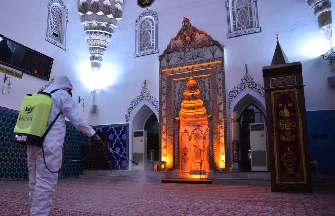 Trkiye&#8217;de ilk corona virs olaynn aklanmasnn ardndan harekete geen Bursa Bykehir Belediyesi, BursaRay vagonlar, toplu tama aralar, T1 ve T2 tramvay hatlarnn ardndan cami, trbe, mzeler, halkn youn olarak kulland alt geitler ve arlarda da dezenfekte almasn kesintisiz srdryor.