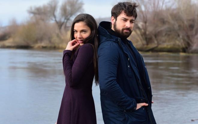 Birbirinden nl isimlerin yer ald FOX TV ekranlarnda yaymlanan Zmrdanka dizisi, seyirci tarafndan ilk blmden beri beenileri topluyor. Farkl konusu ve Kapadokya'da ekilmesiyle dikkatleri zerine eken dizi Zmrdanka'ya fla bir transfer yaand.