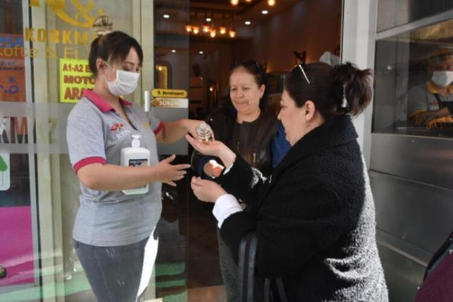 Personelimiz steril eldivenleri ve maskeleriyle servis yapyor ve her masamzda dezenfekte ilalarmz bulunuyor. Bu tarz kritik nlemlerle corona virsten hep birlikte korunabiliriz" dedi.  <br>  'YEMEMZ GVENLE YEDK'<br>    Uygulamadan memnun kalan mteriler ise birok iletmenin bu tarz uygulamalar yapmas gerektiini syledi. Lokantaya gelen mterilerden Nazmiye Baykal, "Bu uygulama ok houmuza gitti. Sk sk ellerimizi ykyoruz" diye konutu. Nevin Baykal da, "Kapda bizi kolonyalarla karladlar. eride de btn personelin maskeli olduunu grdk. Gvenle yemeimizi yedik. Bu uygulama herkese rnek olmal" dedi.