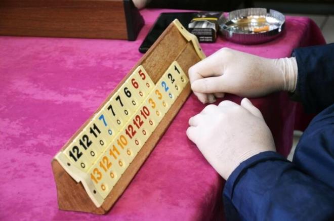 Maskeli eldivenli okey... Bursa'nn znik ilesinde kahvehanede okey oynayan vatandalar, staka ve okey talarna dokunmamak iin eldiven giydi.