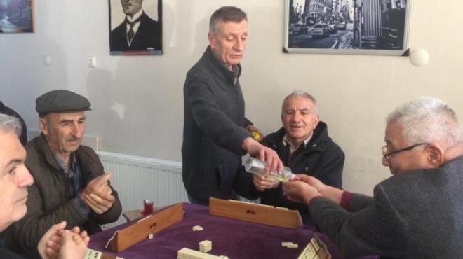 Halkmzn hatta yal kesimin ou kahvehanelerde vakit geiriyor. Bence oyun oynarken de bu uygulamann yaplmas iyi olmu. Virs zaten arlkl olarak temas ile bulayor. Bu oyun aletlerine her gn birok farkl insan dokunuyor&#8221; dediler.