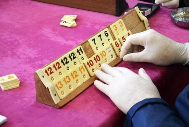 Hava ile temas etmemek iin de maske taktlar. Ortaya da ilgin grntler kt. Yalova&#8217;da da bir kahvehane corona virse kar rnek bir uygulamay hayata geirdi. Kahvehane iletmecisi, okey, tavla ve kat oyunlarnn eldiven kullanmadan oynanmasna izin vermiyor.