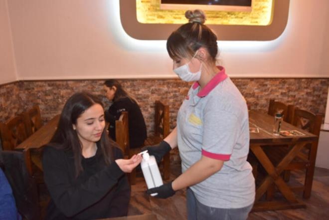 Trkiye'de ilk corona virs vakasnn aklanmasnn ardndan salgna kar nlemler artrlrken, zmir'de bir lokantada yeni bir uygulama balatld. Lokanta alanlar, kap giriinde ellerinde su ve kolonyayla mterilerin sterilize olmasn salyor. Ayrca i yerinde alanlar maske ve eldiven kullanyor, her masada da dezenfekte ilalar bulunuyor.