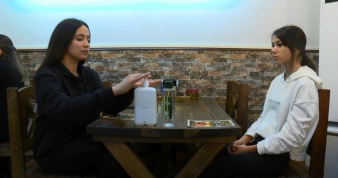 Lokanta sahibi aatay Eraslan, iletmelerin salgna kar alnacak nlemler konusunda ellerinden geleni yapmalar gerektiini vurgulayarak, "Trkiye'de ilk corona virs vakasnn aklanmasnn ardndan hemen konuklarmzn sal iin alabileceimiz nlemlerin neler olduunu dndk.