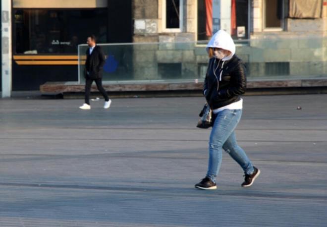 "NSANLARIN MASKE TAKMAMASINA AIRIYORUM"<br>    Tehlikeli bir hastalkla kar karya kaldklarn belirten Adem Gksu, "Dnya genelinde i rndan kmaya balad. Trkiye'de henz ciddi bir durum yok.