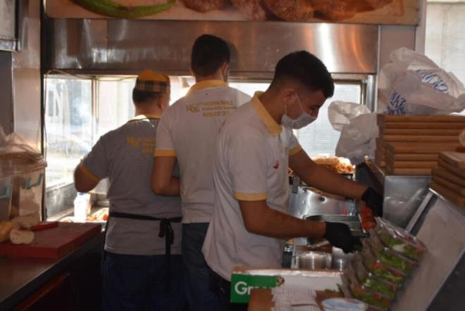 Halkn yan sra i yeri sahipleri de corona virse kar nlemlerini artrd. nlem alan iletmelerden biri de Altnda semtindeki lokanta oldu.