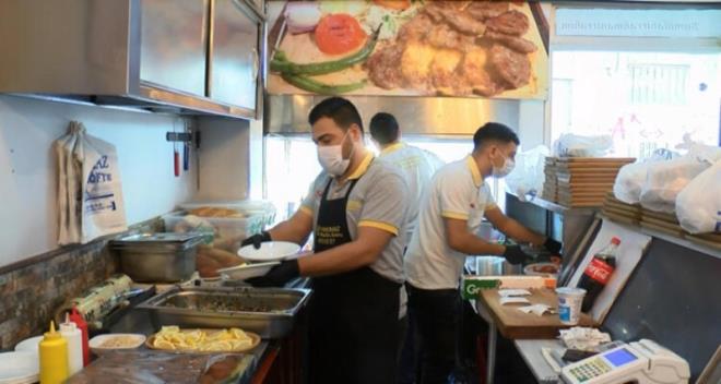 Vatandalar zellikle toplu tama, AVM gibi kamuya ak alanlarda maske ve eldiven kullanrken antalarnda da trl temizlik rn tamaya balad.