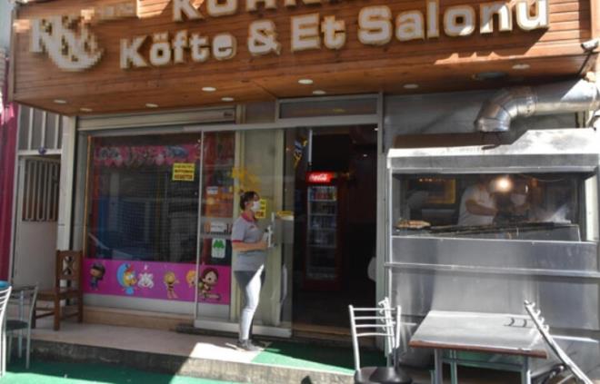 Ayrca lokantada personel, maske ve eldivenleriyle servis yapyor. Her masada da dezenfekte ilalar bulunuyor.