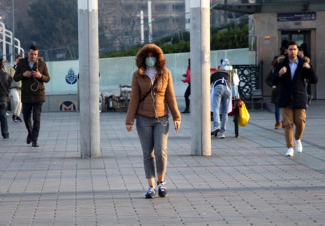 Sabah saatlerinde ie gitmek iin yollara den stanbullularn maske takarak nlem ald. Taksim Meydan'na toplu tamayla gelen vatandalarn virsten korunmak amacyla maske takt grld.