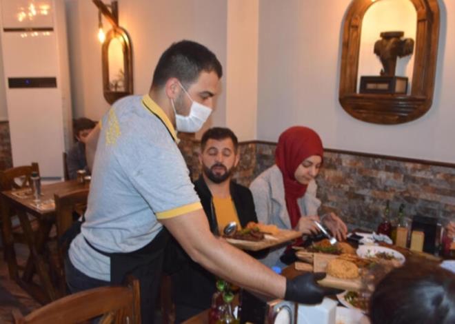 Lokanta alanlar, corona virse kar i yerinin kap giriinde ellerinde su ve kolonyayla bekleyip, mterilere tutuyor. Bylece mteriler, dkkana girip karken sterilize oluyor.