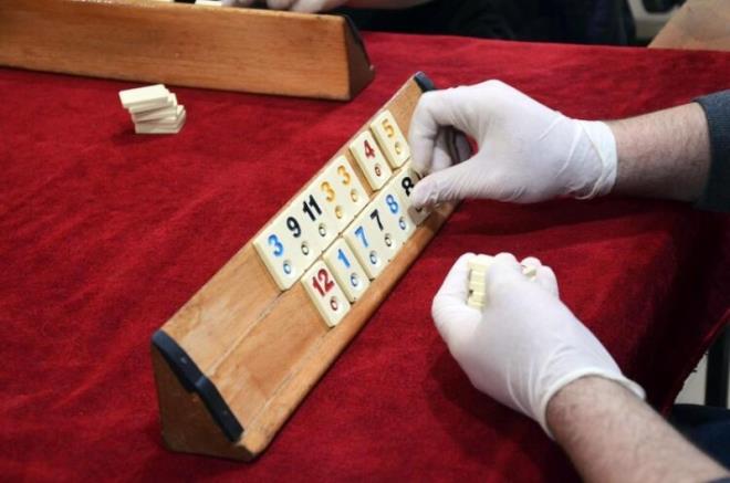 Corona virsne kar toplumun her kesimi kendi imkanlaryla tedbir almaya balad. Yalova&#8217;da bir kahvehaneci, iletmesinde okey, tavla ve kat oyunlarnn eldivensiz oynanmasna izin vermiyor. Mterilerine oyun oynayacaklar zaman eldiven datan Umut Onar adl iletmeci, kahvehanesine gelen mterilerin kullandklar oyun malzemelerini kolonya ile sk sk dezenfekte ediyor.