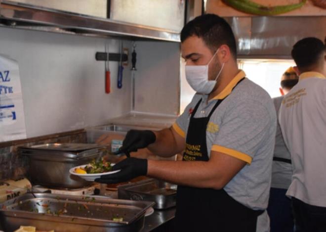 Doktorlar, virse kar en iyi korunma yollarndan birinin sk sk ellerin ykanmas ve alkol bazl hijyen rnlerinin kullanlmas olduunu belirtiyor.