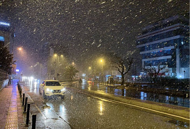 Konya, Karaman, Nide ve Aksaray'da, bugn akam saatlerinden itibaren yamur eklinde balayacak yalarn, yarn kuvvetli ve yer yer youn kar yana dnecei tahmin ediliyor.