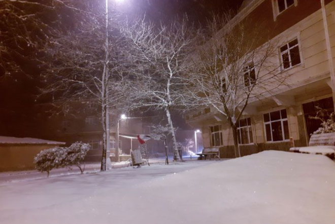 Sal ve aramba gn aralklarla devam etmesi beklenen kar sebebiyle buzlanma, don, tipi ve ulamda aksamalar gibi olumsuzluklara kar vatandalarn dikkatli ve tedbirli olmas istendi.