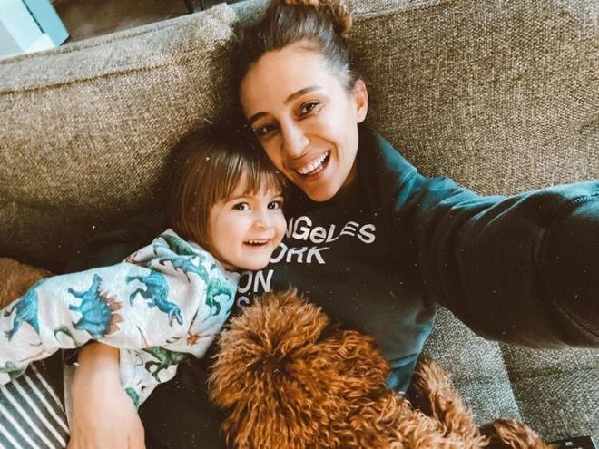 ASLI KIZMAZ  Kitap, oyun hamuru, film, dans, &#8216;iyi ki dodun&#8217;lar eliinde el ykama! Berfu Yenenler gryorum ve arttryorum.