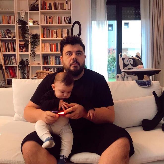 Instagram hesabndan paylam yapan Yenenler yakn dostlar brahim Bykak ve Ouzhan Ko'u da etiketleyerek "Corona virs salgn varken biz de ailecek evdeyiz ve dar kp bakasnn saln ve kendi salmz tehlikeye sokmuyoruz. Durumu hala hafife alp sokaklarda fink fink gezen tozan arkadalarmz iin de #evdekeyfimyerinde diye bir tag balatp durumun ciddiyetini hep birlikte evlerimizden paylam yaparak gsterebiliriz diye dndm. Siz de salgn srecinden evinizde geirdiiniz elenceli vakitlerden paylam yapp bize katln en beendiklerimizi de hem hikayede hem de EYS'de kullanalm!'