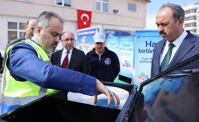 Getiimiz yl hizmete alan Sokak Hayvanlar Tedavi Merkezi&#8217;nde bugne kadar 5 binden fazla hayvan salna kavuturan, yaz ve k beslemeleri ile sokak hayvanlarnn srekli yannda olan Bursa Bykehir Belediyesi imdi de mamamatik uygulamas ile sahipsiz hayvanlarn su ve yeme kolay eriimini salyor.