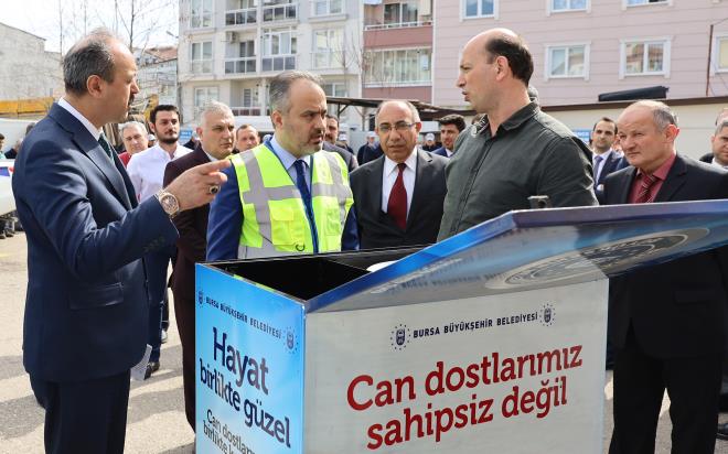 Ulamdan altyapya, evreden tarihi ve kltrel mirasa kadar her alanda yapt yatrmlarla Bursa&#8217;y gelecee tayan Bursa Bykehir Belediyesi, sosyal belediyecilik faaliyetleri kapsamnda sahipsiz sokak hayvanlarn da ihmal etmiyor. Bugne kadar zellikle k aylarnda doal ortama yem brakarak, sahipsiz hayvanlarn beslenmesine yardmc olan Bykehir Belediyesi, getiimiz yl hizmete at Sokak Hayvanlar Tedavi Merkezi&#8217;nde 1872 tedavi, 1081 parazit uygulamas, 1118 ksrlatrma, 496 alama, 403 acil mdahale ve 36 farkl operasyon gerekletirdi.