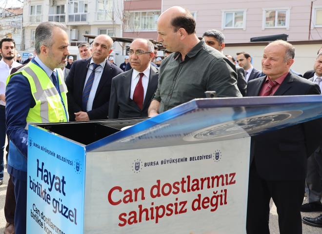 Sokak hayvanlarnn da rahat ve huzuru iin gerekli tm almalar hayata geiren Bykehir Belediyesi, imdi de sahipsiz hayvanlarn su ve yem ihtiyalarnn srekli olarak karlanmas iin mamamatik uygulamasn devreye ald. Bykehir Belediyesi tarafndan tasarlanan, iinde su ve yem hazneleri bulunan mamamatikler kentin farkl noktalarna yerletiriliyor. Toplam 50 adet olacak mamamatiklerden hazrlanan 10 tanesinin montajna baland. Demirta&#8217;taki Veteriner Hizmetleri ube Mdrl yerlekesinde mamamatikleri inceleyen Bykehir Belediye Bakan Alinur Akta, sokak hayvanlarna sahip kmak adna nemli bir gayret ortaya koyduklarn syledi.