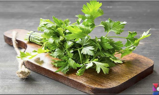 Taze meyve ve sebze tketin: <br>"Taze meyve ve sebze tketiminin baklk sistemini destekledii, bylelikle hastalklara kar baklk sistemini glendirici etkisi olduu biliniyor. Bu yzden ocuklar taze meyve ve sebze yemeye tevik etmek nem tayor. Yetikinler de gn iinde ara nlerde taze sebze ve meyveleri tketerek gnlk beslenmede vitamin ieriini artrlabilir. C vitamininden zengin beslenme boaz ars, burun aknts gibi baz belirtileri azaltmakta destek olabilir. Portakal, greyfurt, mandalina gibi turungiller yannda; spanak, paz, tere, roka, marul, maydanoz, dereotu gibi koyu yeil yaprakl sebzelerle lahana, brokoli, kereviz, pancar gibi besinlerde hem C vitamini hem de dier nemli olabilecek vitamin ve dier geler vardr.