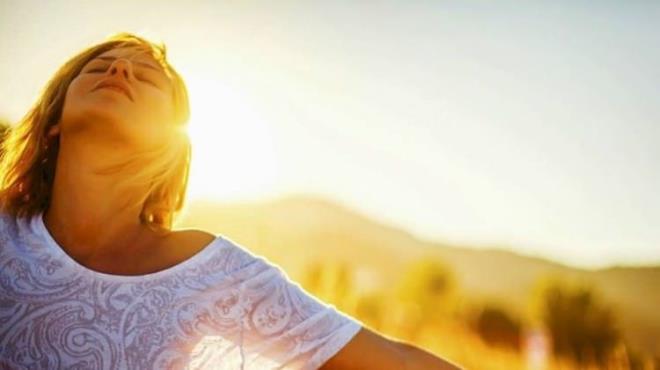 <strong><big>Gne nndan yararlanmal: </strong></big><br>Yaplan almalar yeterince gne nlarndan yararlanm kiilerin, grip/nezle gibi enfeksiyonlara yakalanma orannn daha dk olduunu gsteriyor. Gne nndan yeterli yararlanmayan, vcutlarnda D vitamini dzeyleri dk olanlarn solunum yollar enfeksiyonlarna da yakalanma risklerinin olabilecei ngrlyor. En nemli kayna gne  olmasnn yannda hamsi, istavrit, somon ve ton bal da D vitamini ieren nemli besin kaynaklardr."